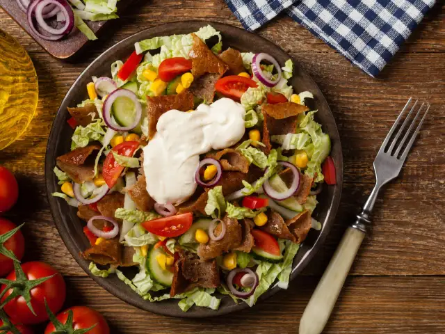 Co się daje do sałatki gyros? Odkryj składniki, które zachwycą smak