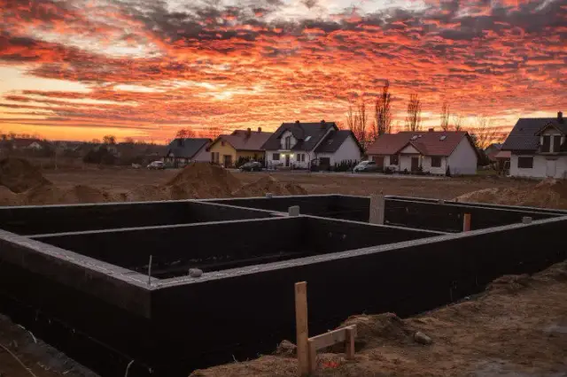 Ile muszą odstać fundamenty, aby uniknąć problemów z konstrukcją?