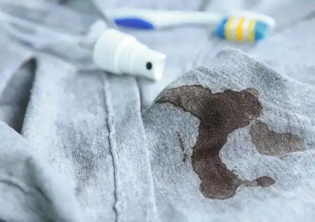 Jak sprać silikon z ubrania - skuteczne metody na trudne plamy