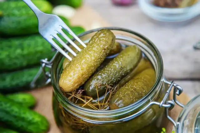 Jaki ogórek do sałatki jarzynowej - wybierz najlepszy smak i teksturę