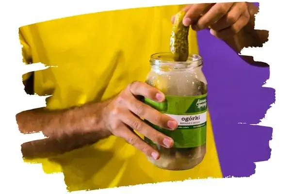 Ogórki kiszone: ceny w Polsce. Kupić czy zrobić? Nie przepłacaj!