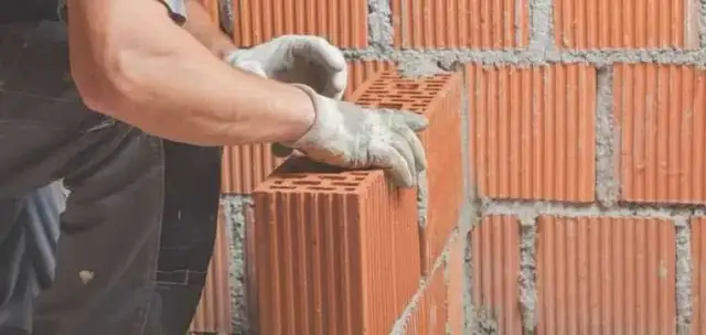 Ile kosztuje zaprawa murarska? Ceny i porównania najpopularniejszych marek