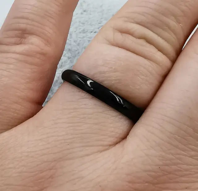 Czarna obrączka damska znaczenie: odkryj jej unikalne symbole i emocje