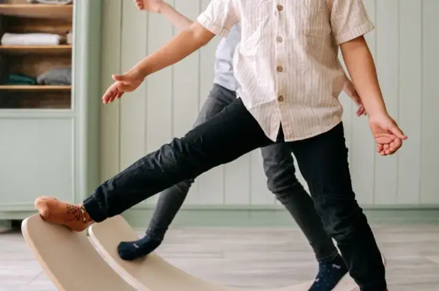 Deska sensoryczna – jak wspiera rozwój motoryczny dzieci i dorosłych