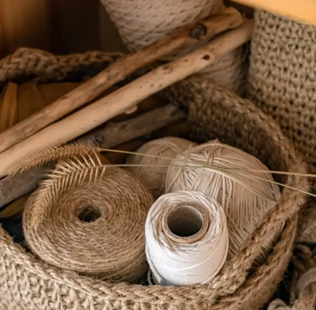 Jak zrobić ozdoby ze sznurka jutowego - proste projekty krok po kroku