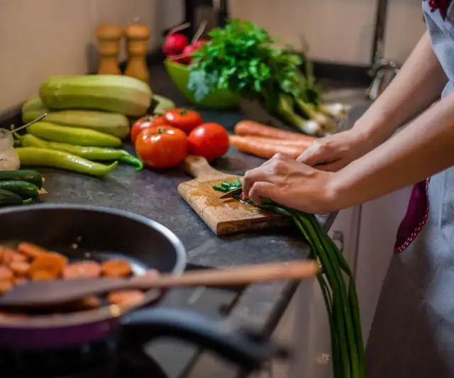 Lekka kolacja: Co jeść wieczorem, by schudnąć i dobrze spać?