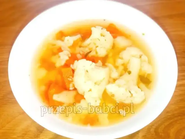 Zupa kalafiorowa jak u babci: Sprawdzony przepis i babcine sekrety