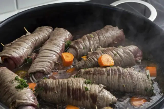 Die besten Gewürze für Rinderrouladen: So gelingt das Rezept perfekt