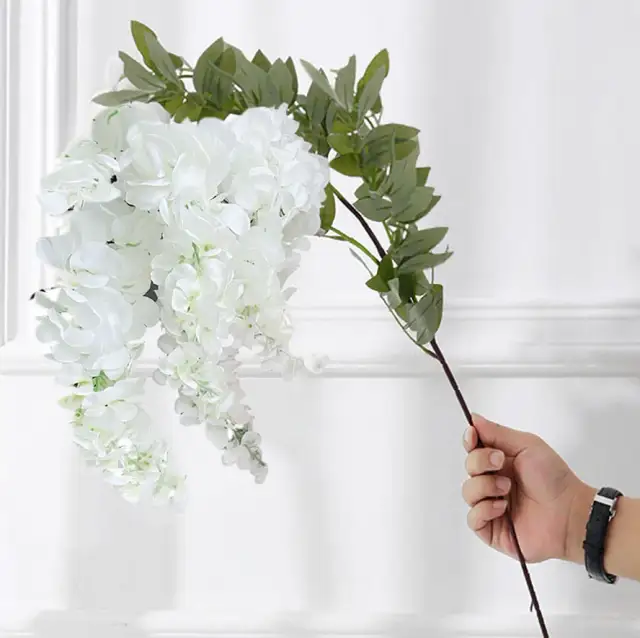 Sztuczne kwiaty zwisające jak żywe – piękno bez pielęgnacji