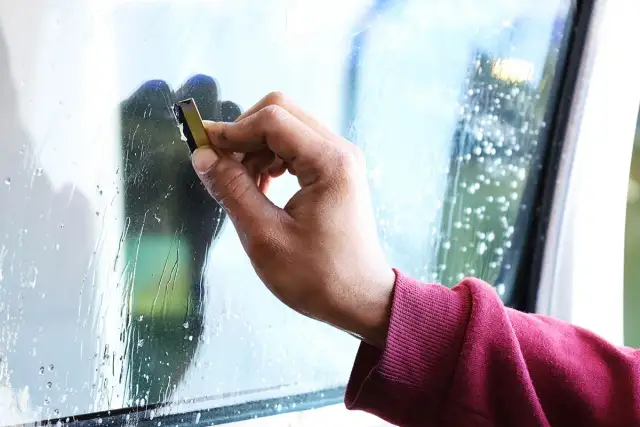 Jak poradzić sobie z porysowaną szybą w oknie - skuteczne metody naprawy