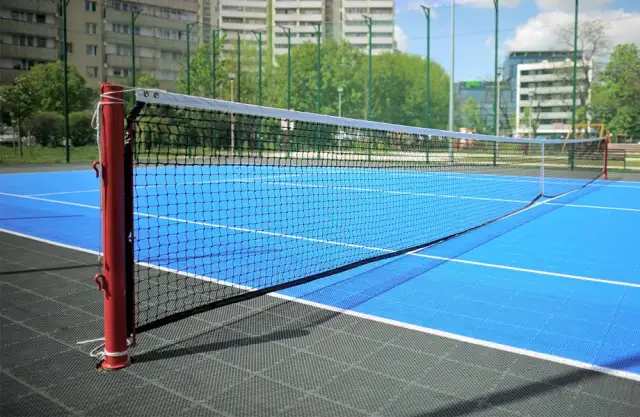 Budowa kortu tenisowego: Koszty, nawierzchnie, pułapki poradnik