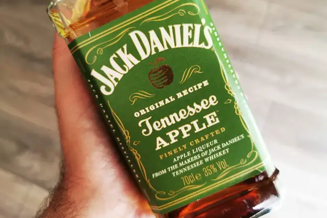 Butelka Jack Daniel's Tennessee Apple, z jabłkowym aromatem, który obiecuje wyjątkowy smak.