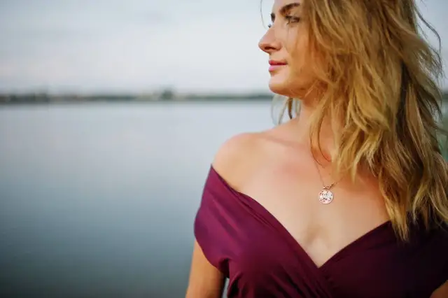 Perfekcyjna biżuteria do czerwonej sukienki: Sekrety stylu