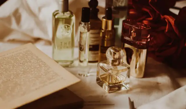 Woda toaletowa czy perfumowana? Wybierz idealny zapach dla siebie!