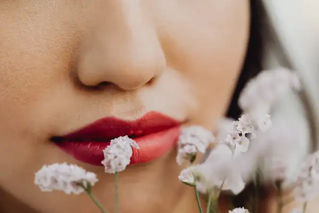 Kwas hialuronowy w ustach: 6-18 miesięcy. Jak wydłużyć efekt?