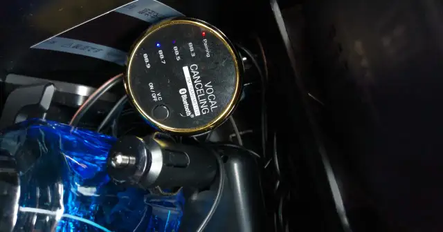 Transmiter FM z wyświetlaczem częstotliwości (88.3-88.9 MHz) i przyciskiem ON/OFF.