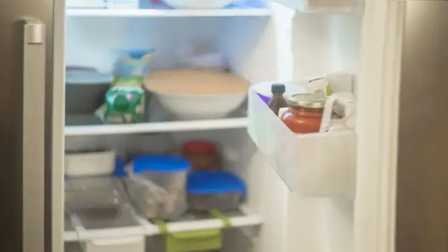 Rozmrażanie lodówki: Szybko, bezpiecznie i bez uszkodzeń