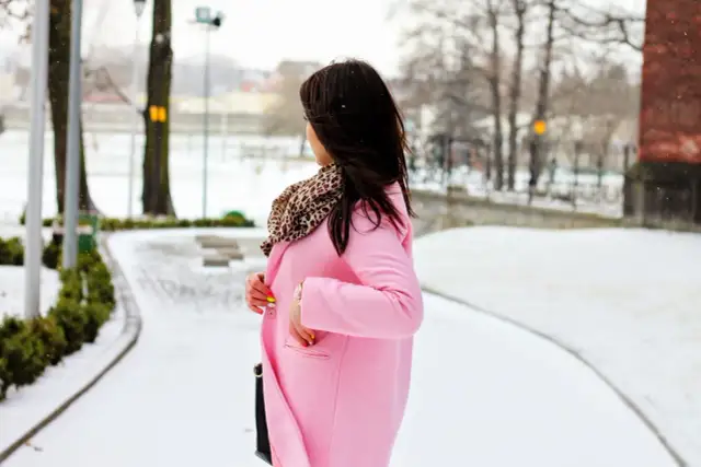 Płaszcz pudrowy róż: Jak stylizować go z klasą na każdą okazję?