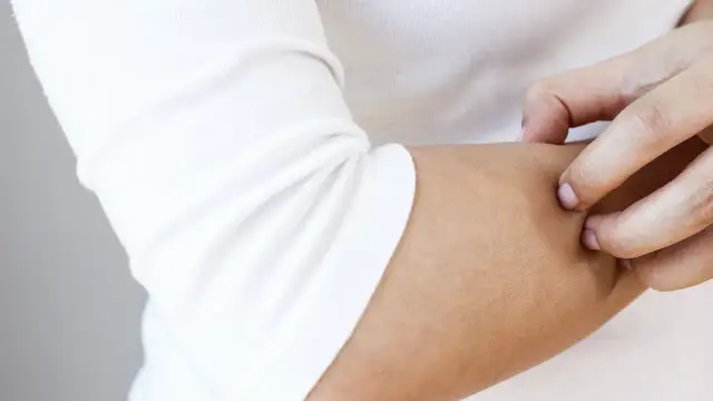 Swędzenie skóry nocą? Poznaj przyczyny i odzyskaj spokojny sen