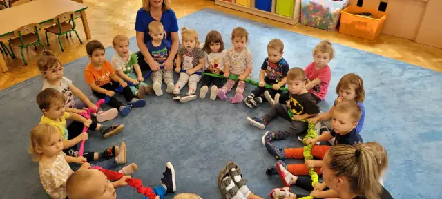 Guma sensoryczna w zabawach dla dzieci – rozwój i integracja w grupie