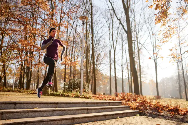 Bieganie po schodach: Jak trenować efektywnie i bez kontuzji?