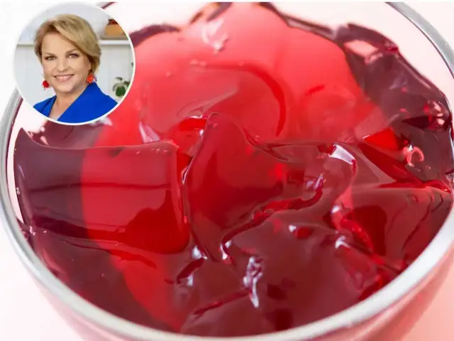 Kobieta w okręgu i miska z czerwonym, tężejącym deserem galaretkowym.