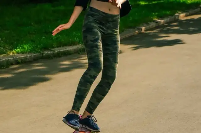 Stylowe stylizacje z legginsami moro, które musisz wypróbować