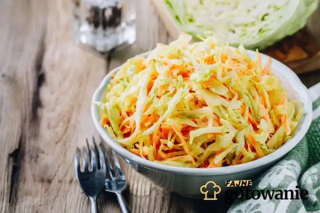 Surówka z białej kapusty jak z chińczyka: Opanuj smak i chrupkość!