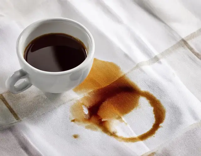 Jak usunąć plamy z kawy z białej bluzki - skuteczne metody i porady