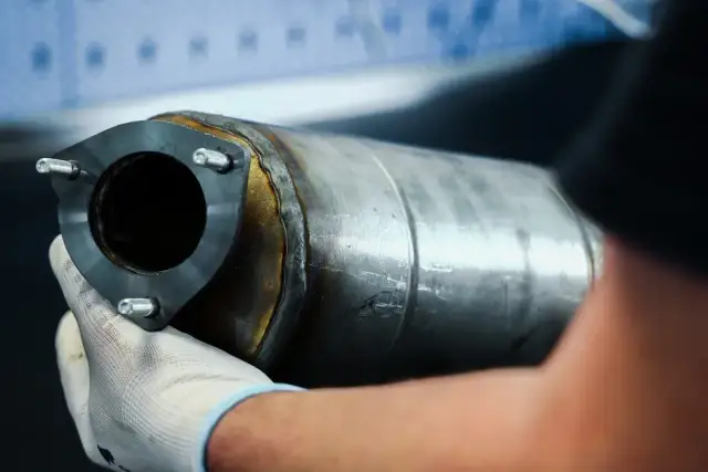 Czy po wypalaniu DPF trzeba wymienić olej? Uchronisz silnik przed uszkodzeniem