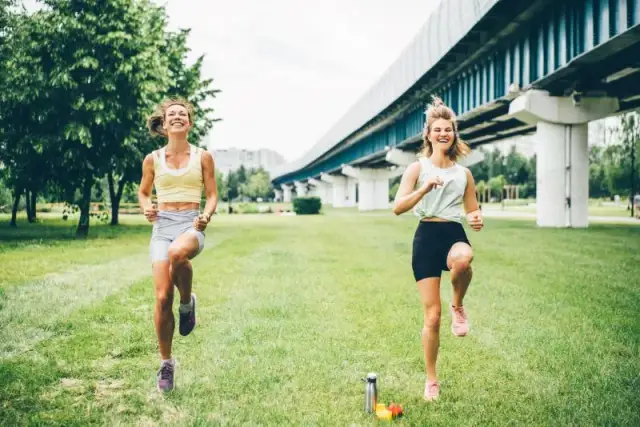 Czy bieganie w miejscu odchudza? Sprawdź skuteczność tej metody