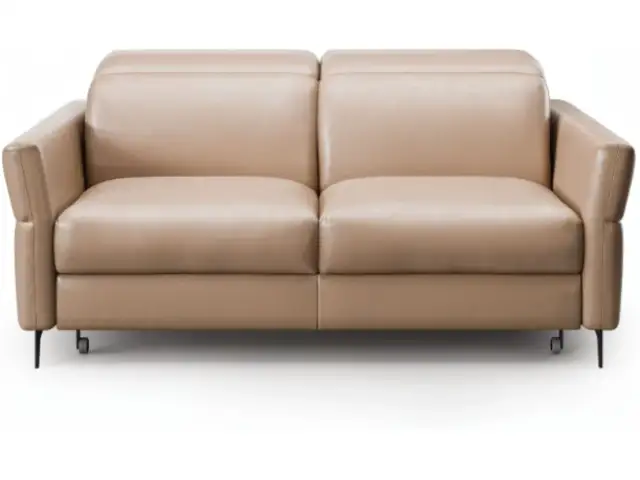 Beżowa, dwuosobowa kanapa ze skóry. Zastanawiasz się, ile kosztuje wniesienie kanapy?