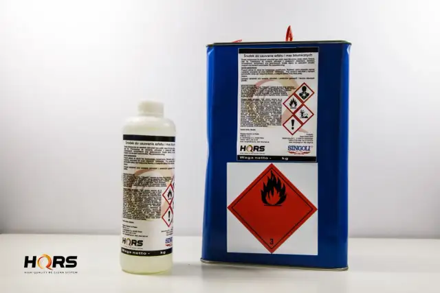 Dwa opakowania środka do usuwania asfaltu i smoły: biała butelka i niebieska puszka.