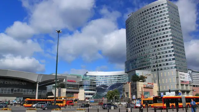 Jak dojść z dworca centralnego do złotych tarasów w Warszawie?