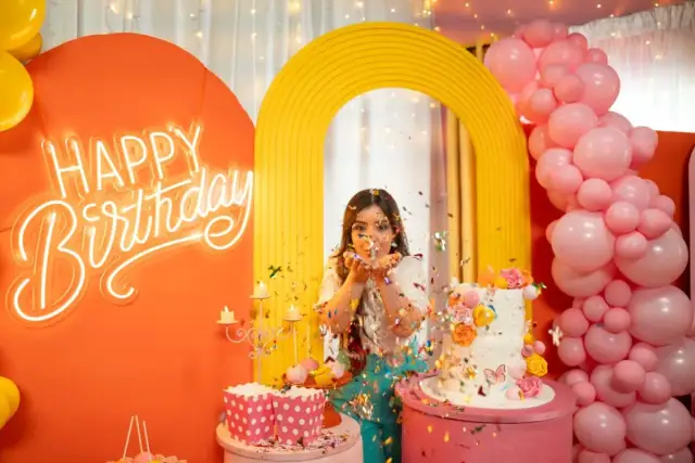 Kolorowe przyjęcie urodzinowe dla 15-latki z neonowym napisem "Happy Birthday", tortem i konfetti. Idealne miejsce, gdzie można zrobić urodziny dla 15 latki.