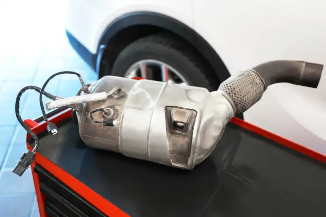 Zapchany DPF? Poznaj metody czyszczenia, koszty i uniknij wymiany!