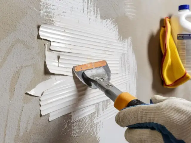 Jak usunąć farbę olejną z tynku? Skuteczne metody i porady