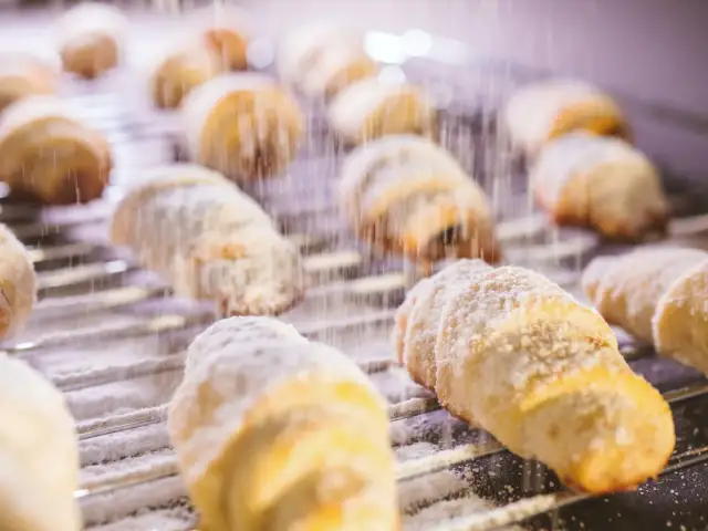 Cukier puder opada na rogaliki na kratce.