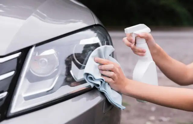Skuteczne sposoby na czyszczenie reflektorów samochodowych i ich pielęgnacja