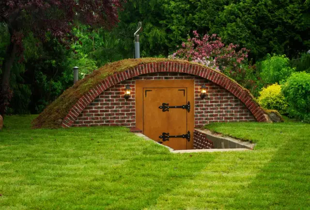 Jak zrobić ziemiankę w ogrodzie: Krok po kroku + praktyczne porady