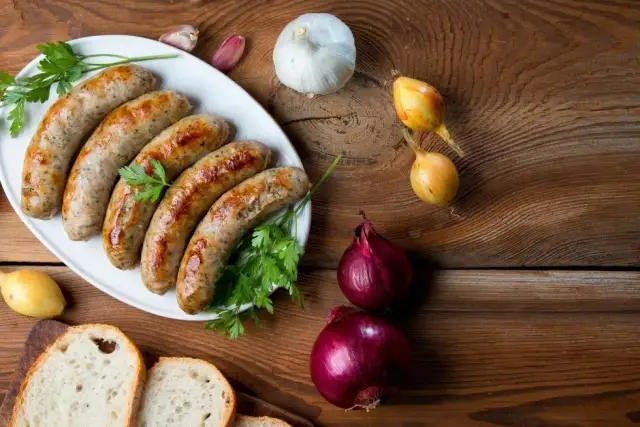 Ile piec białą kiełbasę w piekarniku, by była idealnie soczysta?