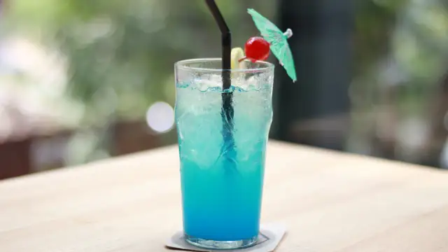 Blue Lagoon: Ricetta IBA, Segreti e Varianti del Cocktail Blu
