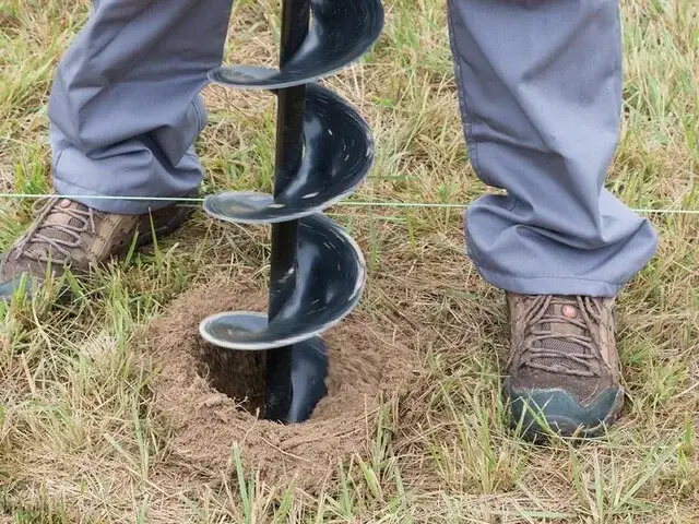 Jak zrobić zaprawę pod słupki ogrodzeniowe, aby uniknąć błędów montażowych