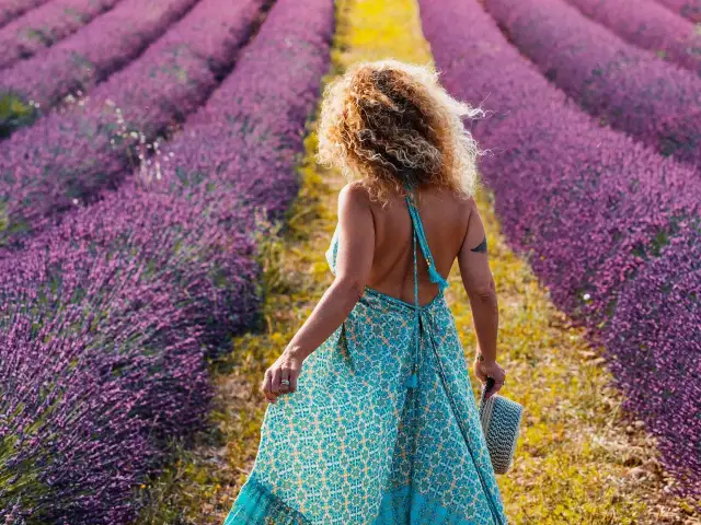 Sukienka bez pleców? Przerób stanik DIY! Alternatywy i triki