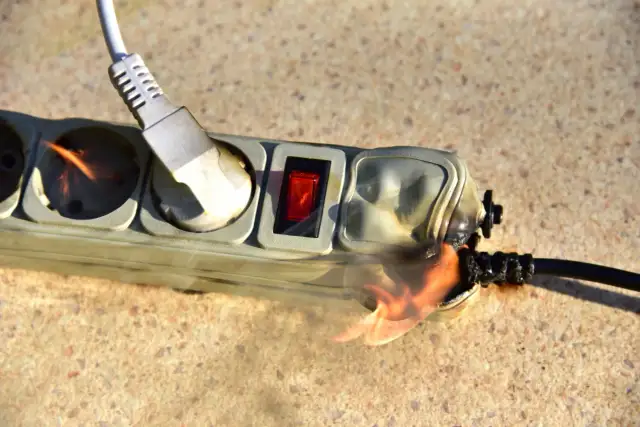 Płonąca listwa zasilająca, wtyczka i kabel. Czy można podłączyć przedłużacz do przedłużacza? To niebezpieczne!