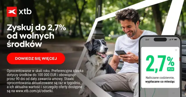 XTB oferuje atrakcyjne xtb oprocentowanie wolnych środków do 2,7%. Mężczyzna z psem sprawdza ofertę na telefonie.