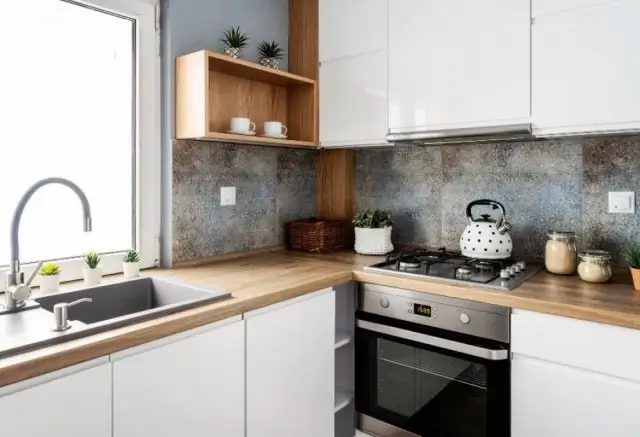 Co na ścianę w białej kuchni z drewnianym blatem? Wybierz idealnie!