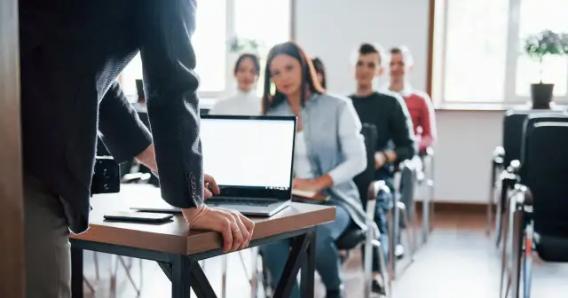 Czy można iść do szkoły policealnej po studiach i zmienić karierę?