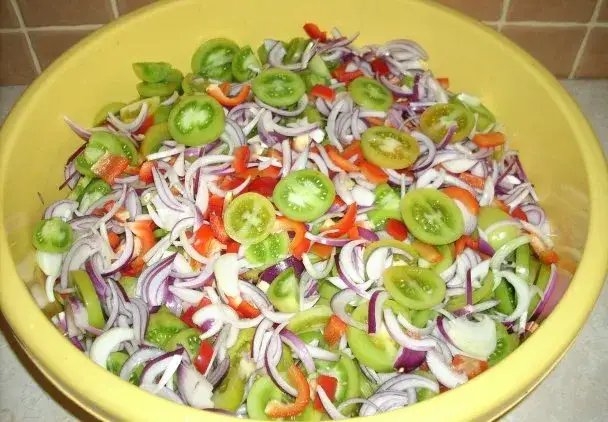 Jak zrobić sałatkę z zielonych pomidorów na zimę, aby uniknąć błędów