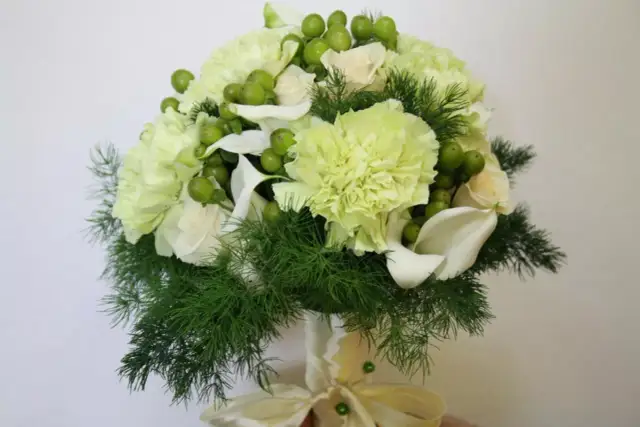 Komunia chłopca: Jakie kwiaty wybrać? Porady i alternatywy